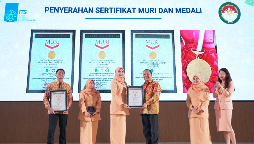 Ketua DWP ITS Galih Kanestri Dewi Pramujati (tengah kiri) saat menyerahkan piagam MURI kepada Dekan FKK ITS dr. Lukman Hakim MARS SpU(K) PhD (tengah kanan)