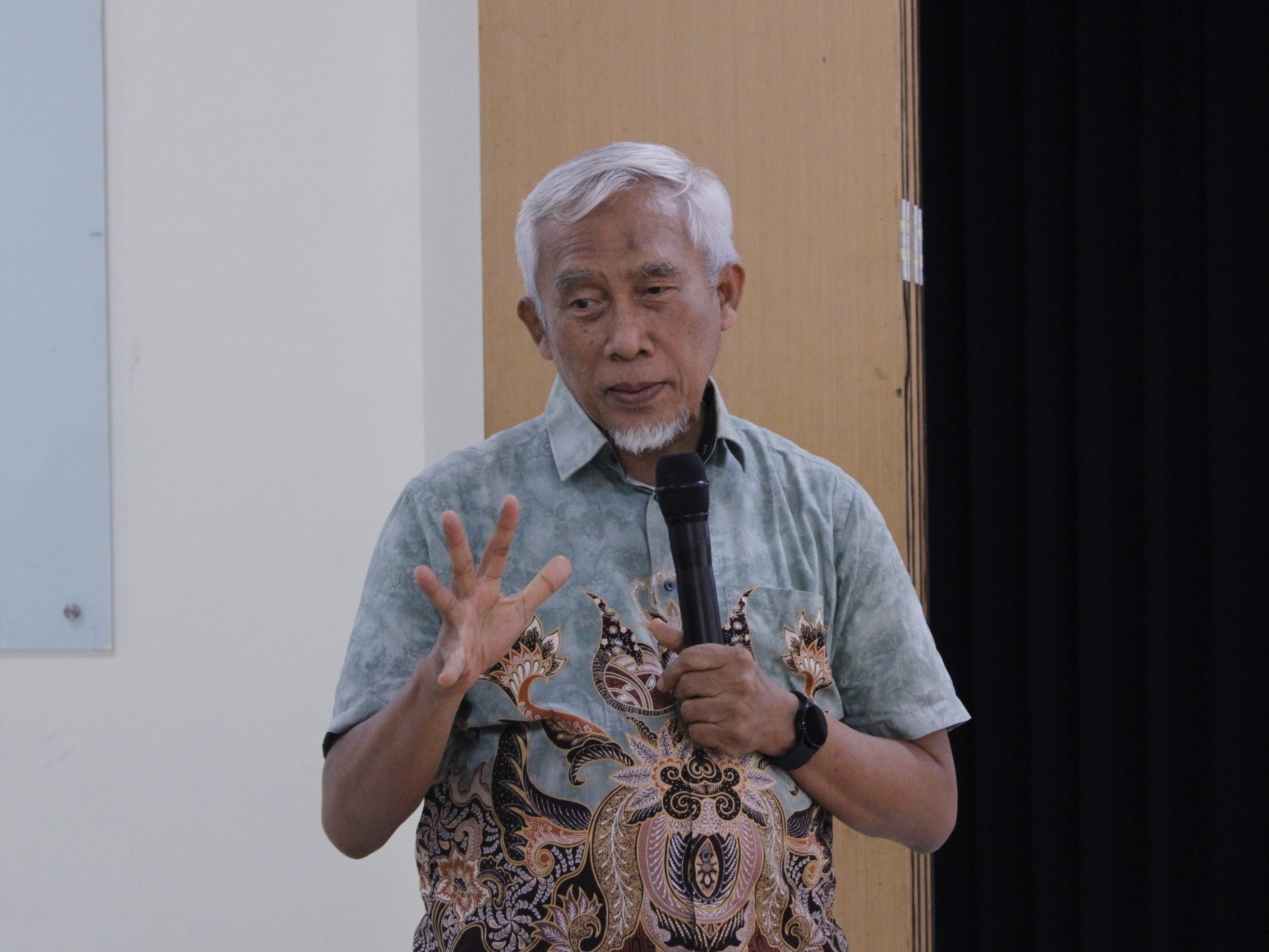 Potret Dosen Fakultas Teknologi Kelautan (FTK) ITS Prof Ir Daniel Mohammad Rosyid PhD saat melakukan presentasi ilmiah mengenai Tugas Generus Penerus untuk Membangun Negara Maritim sebagai Tanggung Jawab dalam Merealisasikan Konsepsi Deklarasi Djuanda