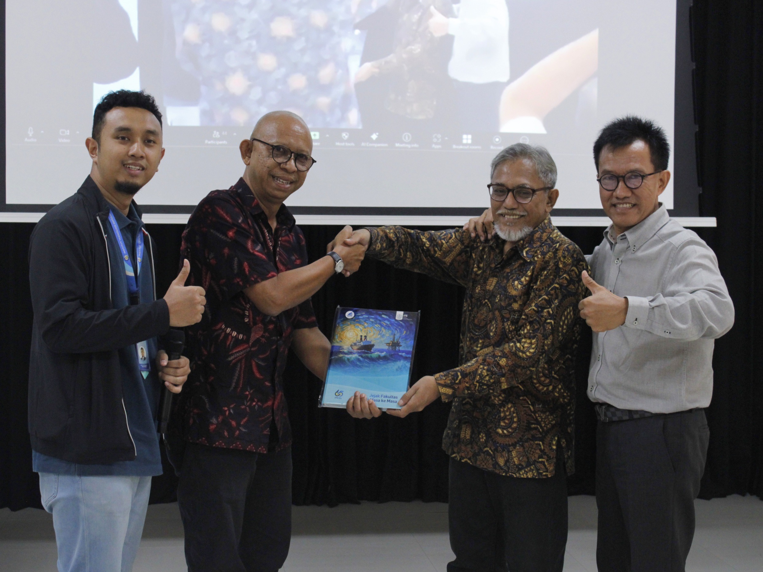 Potret Dekan Fakultas Teknologi Kelautan (FTK) ITS Dr Ing Ir Setyo Nugroho (dua dari kiri) saat menyerahkan buku Jejak Fakultas dari Masa ke Masa kepada Ketua Umum Forum Pendidikan Tinggi Maritim Indonesia (Diktimarin) Prof Ir Eko Budi Djatmiko MSc Eng PhD (dua dari kanan)