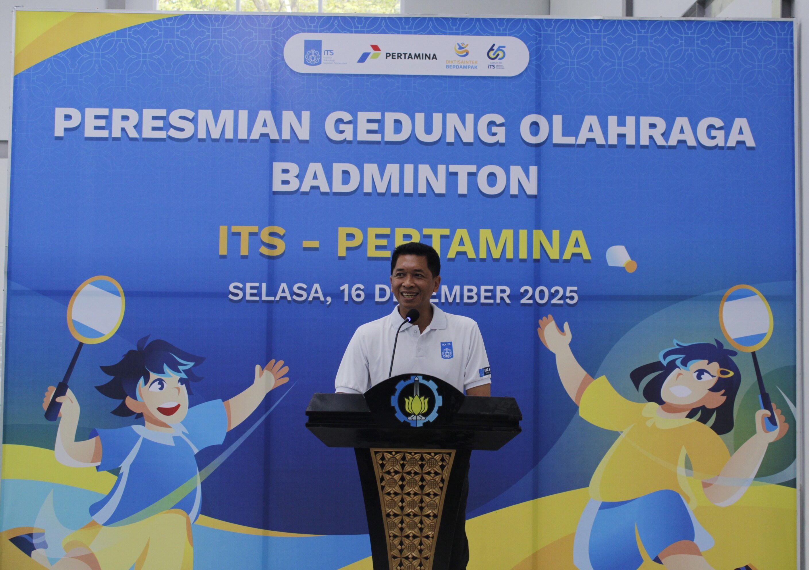 Rektor ITS meresmikan pembaruan GOR Badminton ITS