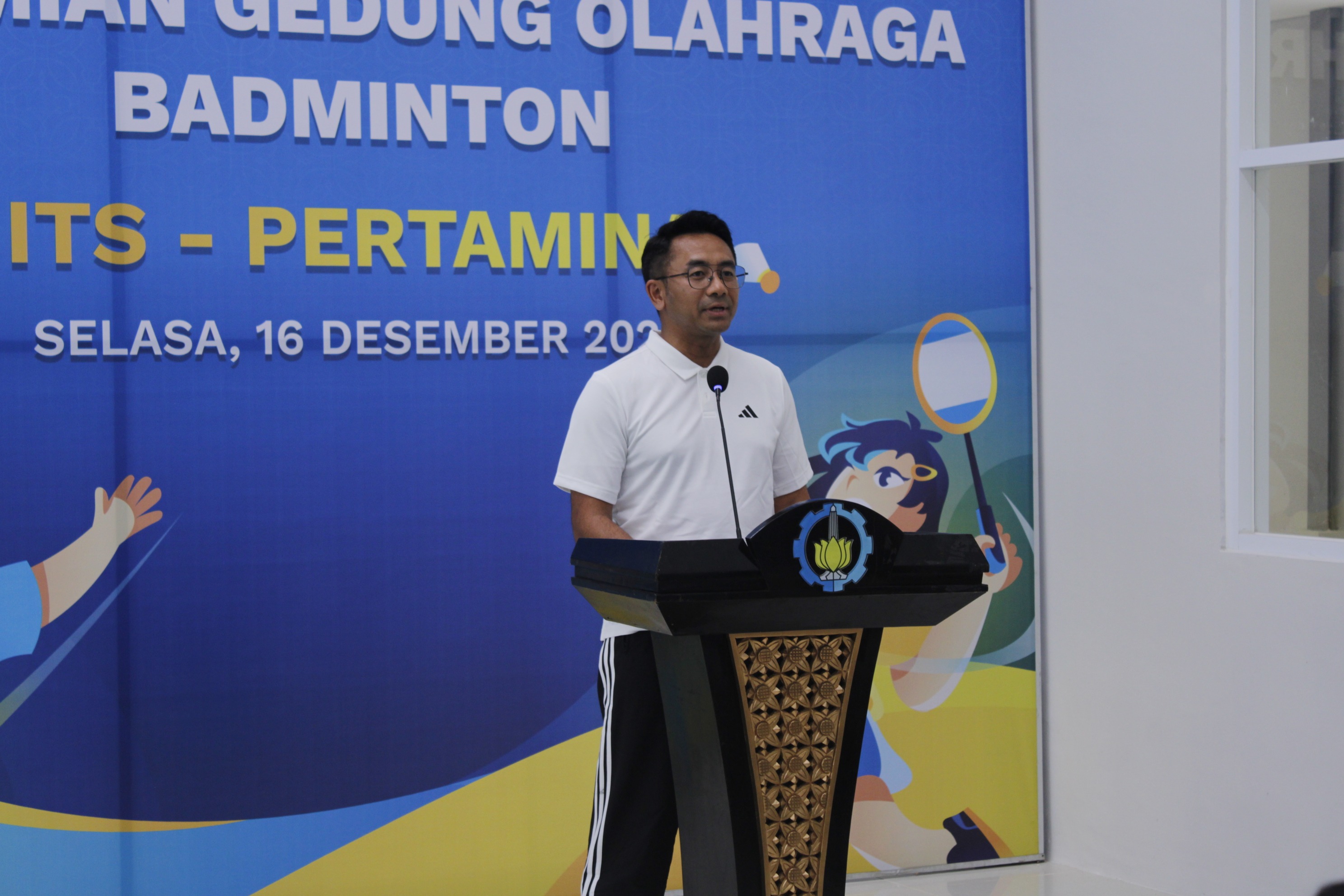 Direktur SDM PT Pertamina menyampaikan sambutan dalam peresmian pembaruan GOR Badminton ITS