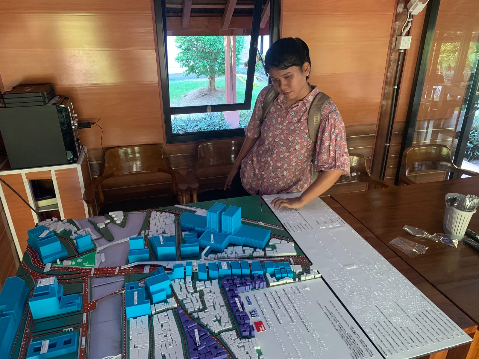 Maket yang dilengkapi huruf braille sebagai salah satu alat bantu ajar bagi mahasiswa disabilitas