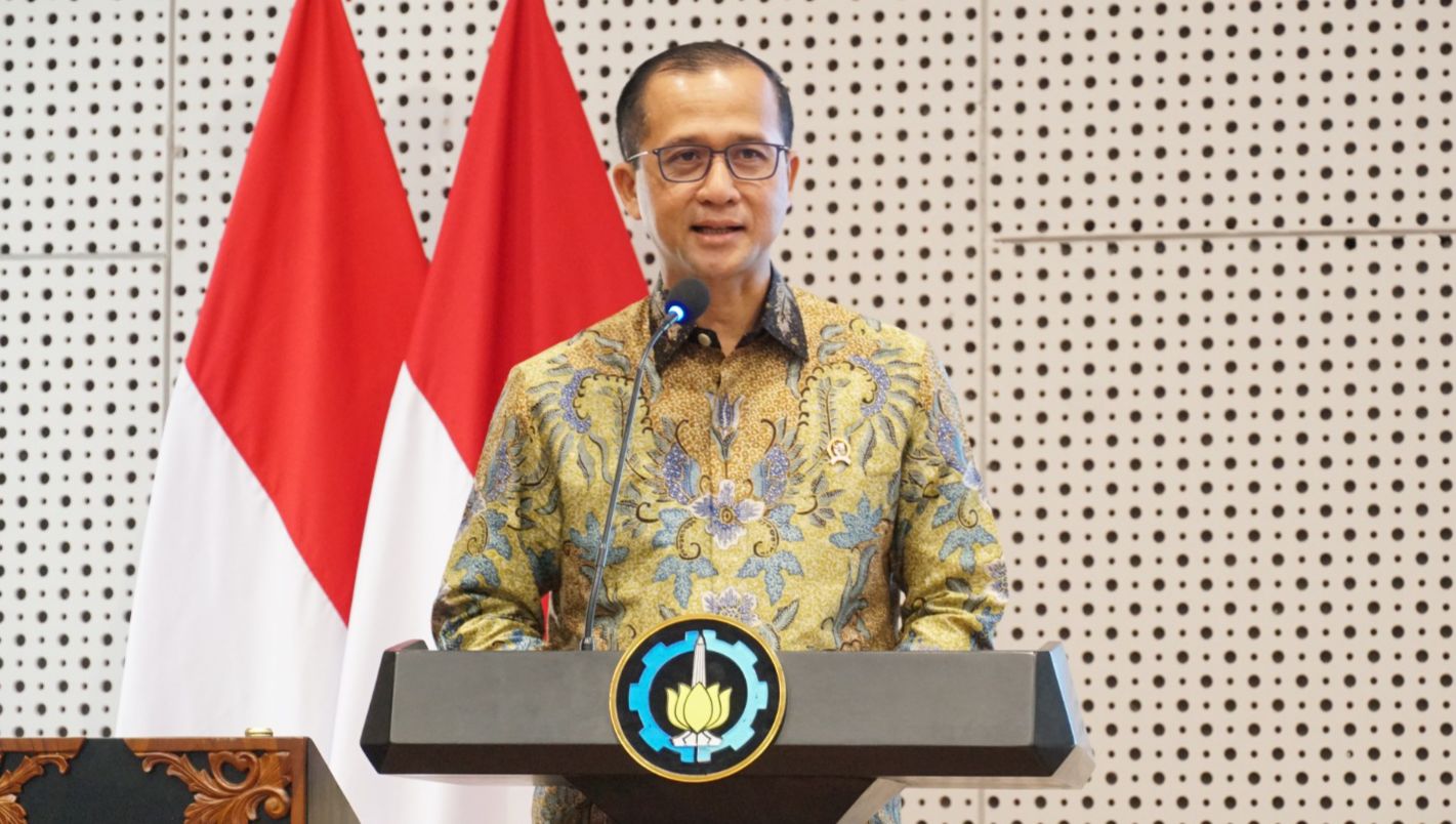 Menteri Transmigrasi RI Dr Muhammad Iftitah Sulaiman Suryanagara SH MA saat menyampaikan pidatonya dalam Seminar dan Kongres V FDGBI yang digelar di ITS