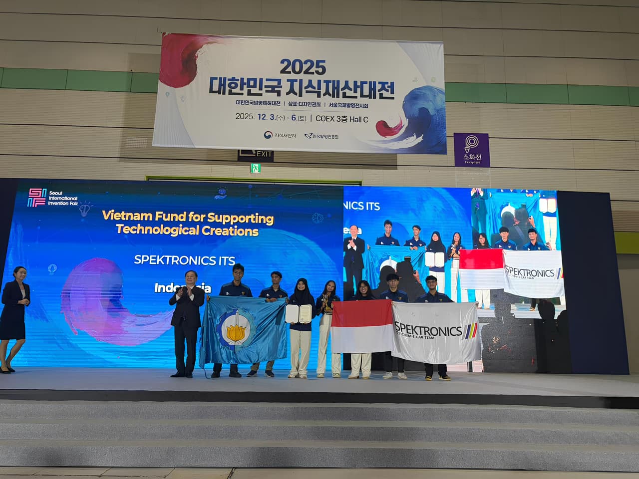 Momen penganugerahan penghargaan VIFOTEC Award kepada tim Spektronics ITS sebagai invensi internasional terbaik di panggung utama SIIF 2025, Korea Selatan