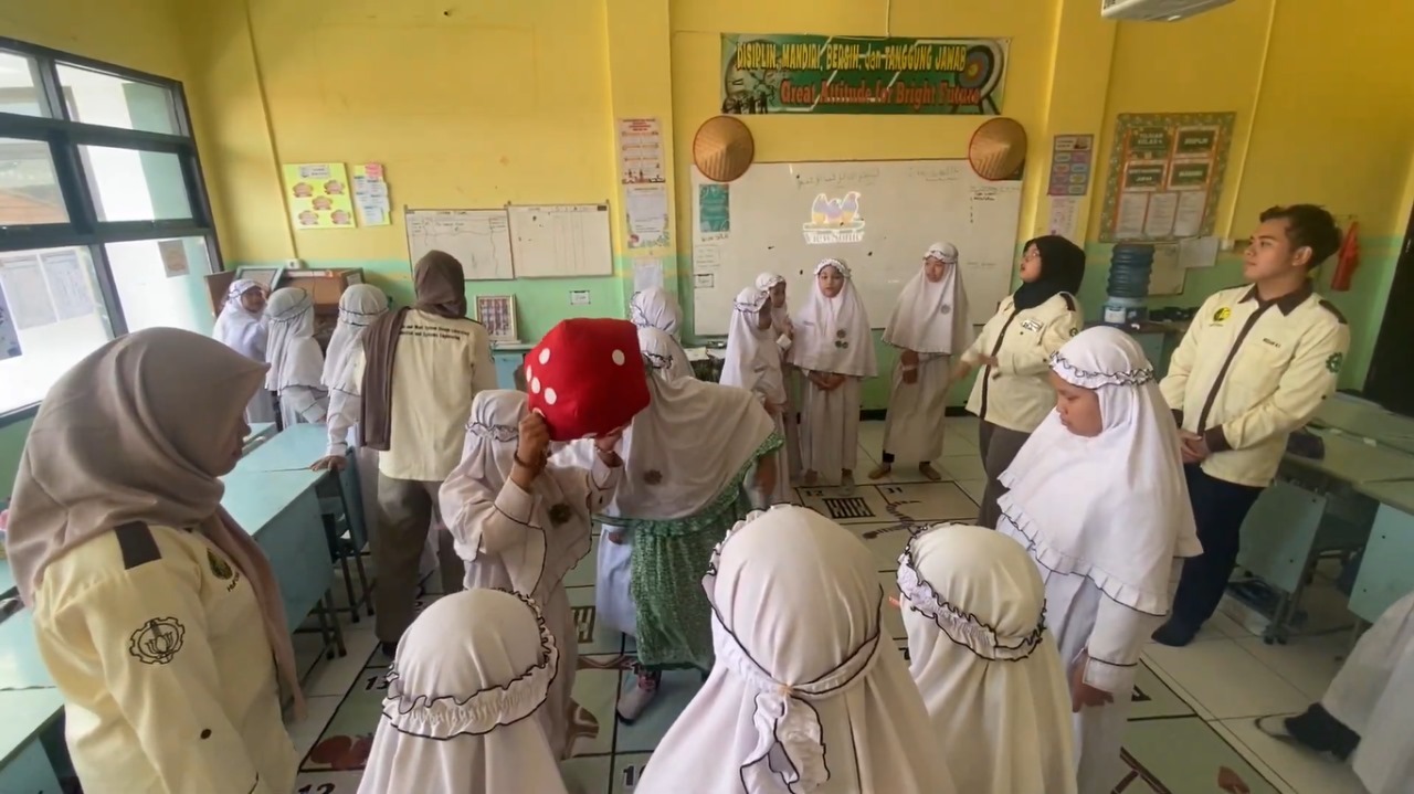 Potret Murid SD Lukman Al-Hakim Surabaya saat bermain ular tangga 5R