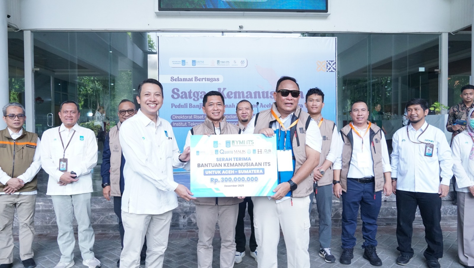 Penyerahan dana kolaborasi bantuan kemanusiaan ITS oleh Ketua YMI ITS Ir Triyanto (kanan) kepada Satgas Kemanusiaan ITS (kiri) disaksikan Rektor ITS Prof Dr (HC) Ir Bambang Pramujati ST MSc Eng PhD (tengah)