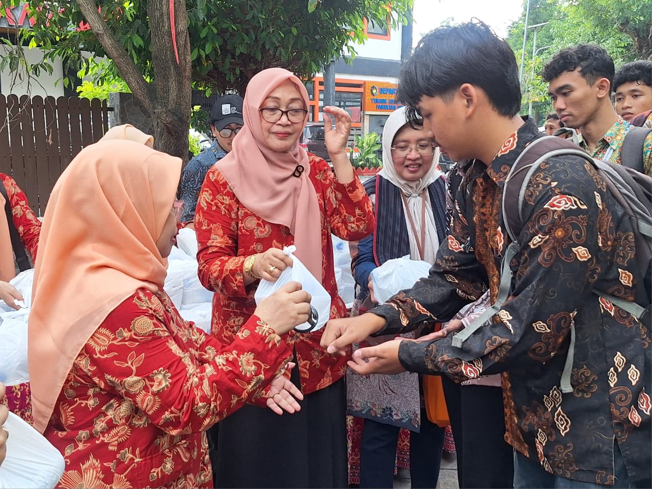 Para anggota Dharma Wanita Persatuan (DWP) ITS saat membagikan nasi sehat bergizi gratis kepada para mahasiswa di area Departemen Teknik Mesin Industri, Fakultas Vokasi ITS