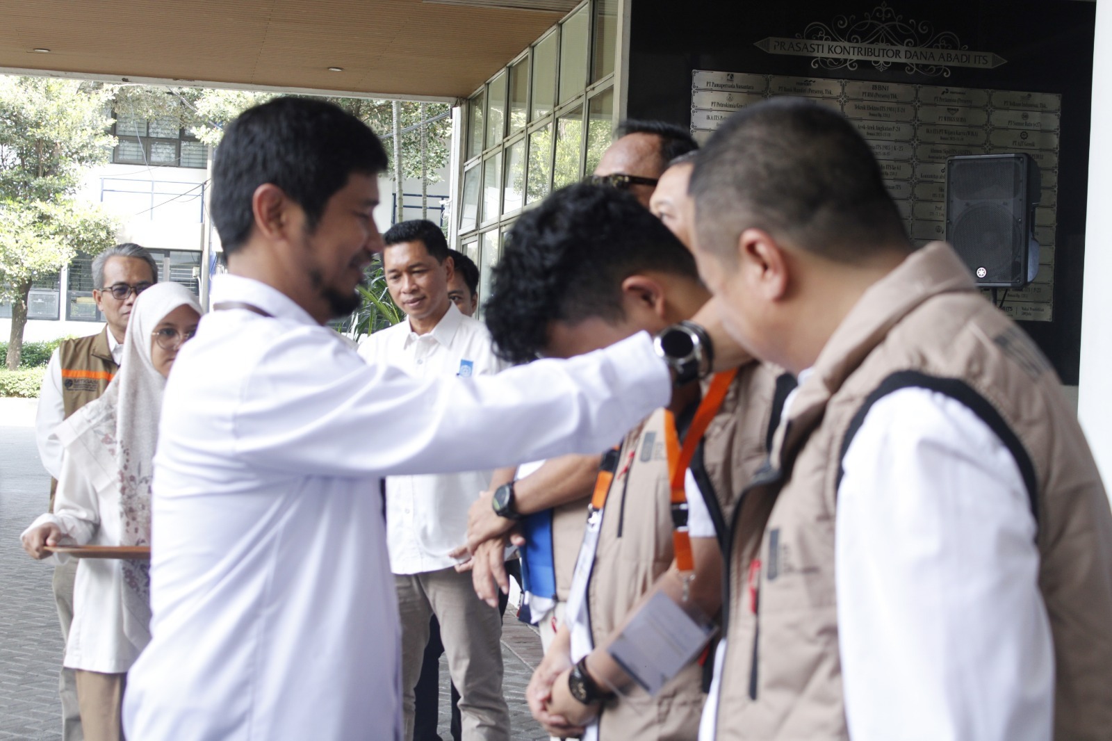 Penyematan ID Card relawan oleh Direktur DRPM ITS Fadlilatul Taufany ST PhD (kiri) kepada para perwakilan Satgas Kemanusiaan ITS