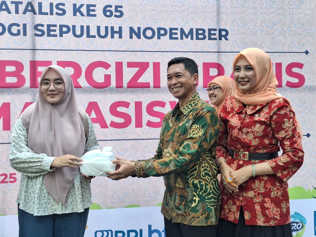 Penyerahan nasi gratis secara simbolis oleh Rektor ITS Prof Dr (HC) Ir Bambang Pramujati ST MScEng PhD (dua dari kanan) dan Ketua DWP ITS Galih Kanestri Dewi (kanan) kepada perwakilan mahasiswa