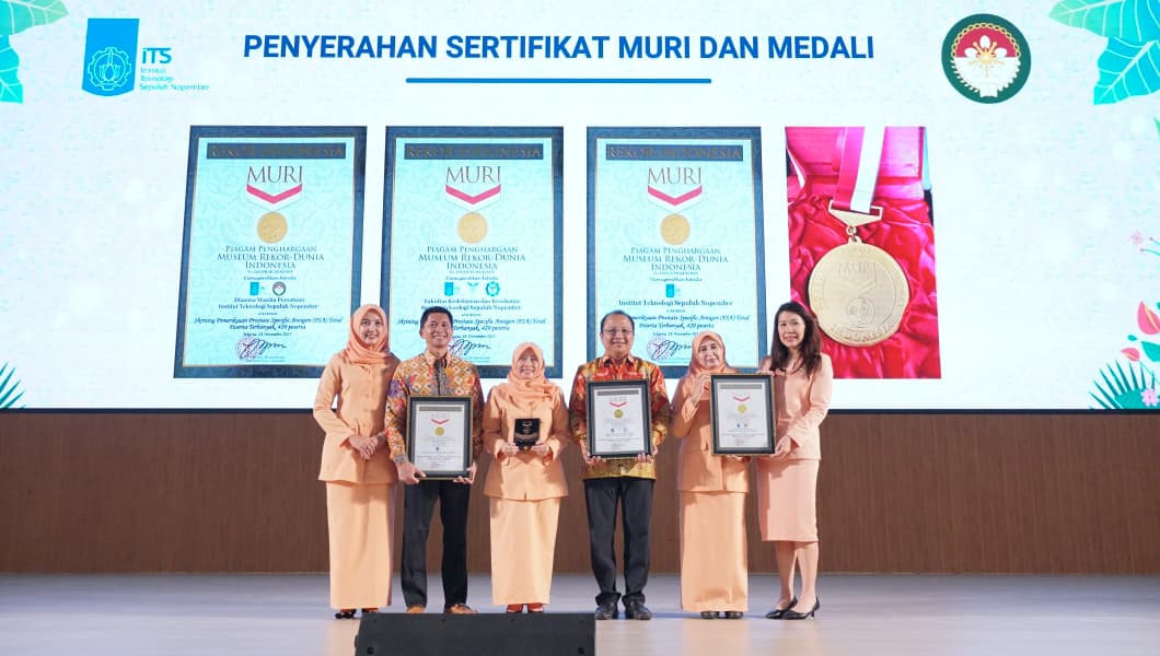 Potret Rektor ITS bersama Dekan FKK ITS dan perwakilan DWP ITS (dari kiri ke kanan) setelah selesai menerima piagam MURI secara simbolis oleh Ketua DWP ITS