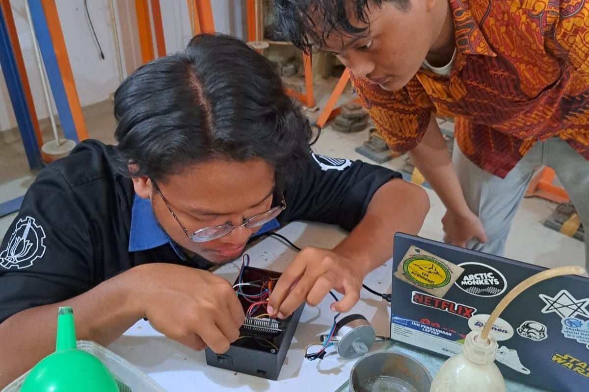 Proses integrasi sistem pembacaan dial otomatis yang dilakukan oleh Muhammad Ken Fajri Azka Arafah (kiri) dan Celvin Mico Rizki P (kanan)