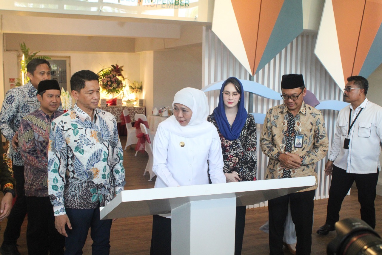 Prosesi penandatanganan prasasti peresmian Gedung OPOP-TC ITS oleh Gubernur Jawa Timur Dr (HC) Dra Hj Khofifah Indar Parawansa MSi (baju putih)