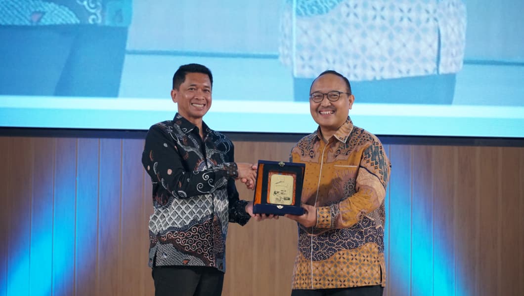 Rektor ITS Prof Dr (HC) Ir Bambang Pramujati ST MSc Eng PhD (kiri) tunjukkan sinergitas bersama Kepala Badan Pengembangan SDM Kementerian Komdigi RI Dr Ir Bonifasius Wahyu Pudjianto MEng dalam menciptakan lingkungan pembelajaran terpadu berbasis AI