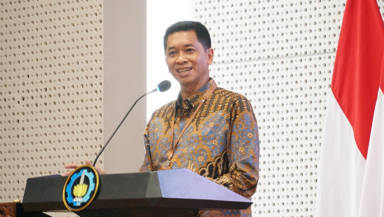 Rektor ITS Prof Dr (HC) Ir Bambang Pramujati ST MSc Eng PhD dalam sambutannya di Seminar dan Kongres V FDGBI mengenai transmigrasi dalam mendukung pertumbuhan ekonomi baru