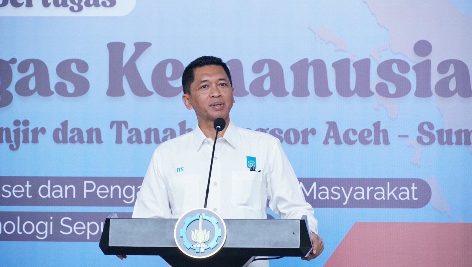 Rektor ITS Prof Dr (HC) Ir Bambang Pramujati ST MSc Eng PhD saat memberikan sambutan dalam pelepasan Satgas Kemanusiaan ITS ke lokasi bencana Aceh-Sumatera di Rektorat ITS