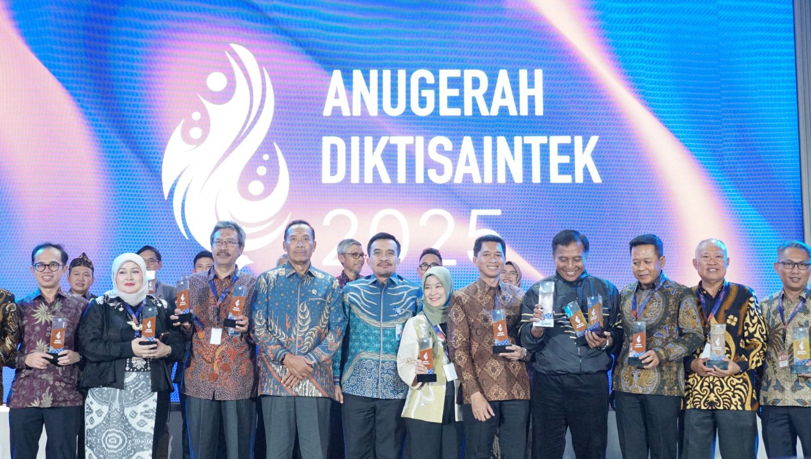 Rektor ITS Prof Dr (HC) Ir Bambang Pramujati ST MScEng PhD bersama pemenang Anugrah Diktisaintek 2025