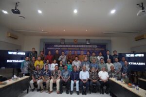 Rektor ITS Prof Dr (HC) Ir Bambang Pramujati ST MScEng PhD (duduk tengah) bersama para perwakilan perguruan tinggi maritim usai pembentukan Forum Diktimarin