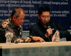 Rektor ITS Prof Dr (HC) Ir Bambang Pramujati ST MScEng PhD (kanan) dan Ketua Formatur Ir Tri Achmadi PhD saat menyampaikan hasil rapat