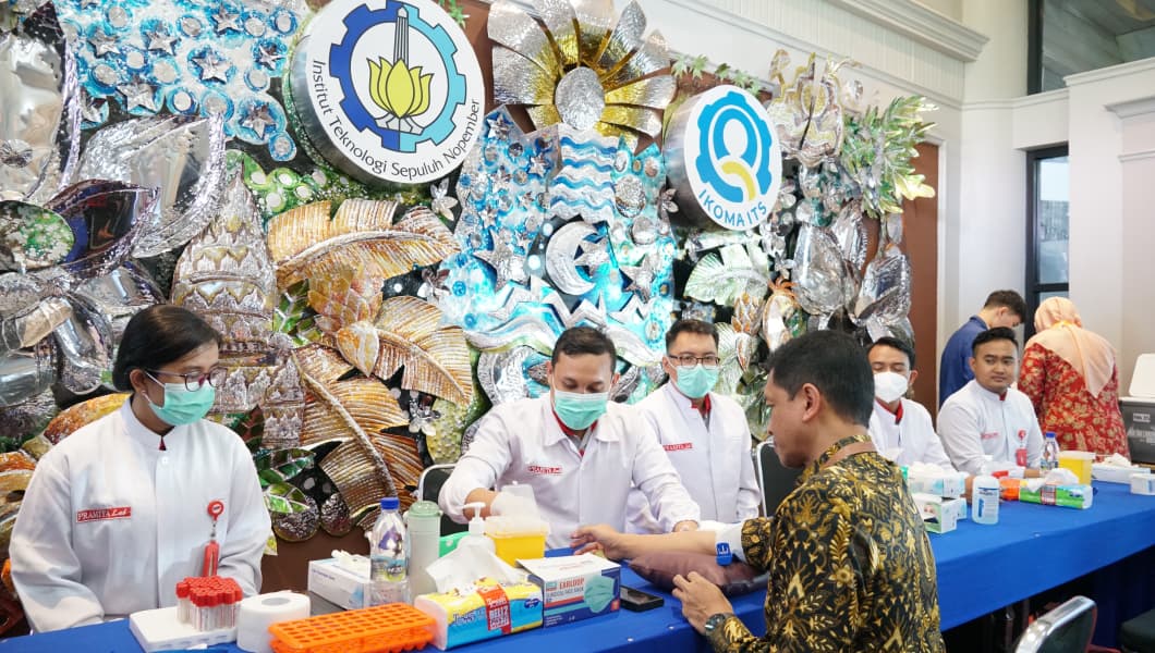 Rektor ITS Prof Dr (HC) Ir Bambang Pramujati ST MScEng PhD saat mencoba tes Prostate Specific Antigen (PSA) pada kegiatan Cancer Awareness Month Oktober lalu