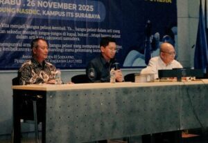 Rektor ITS Prof Dr (HC) Ir Bambang Pramujati ST MScEng PhD (tengah) saat menyampaikan sambutan