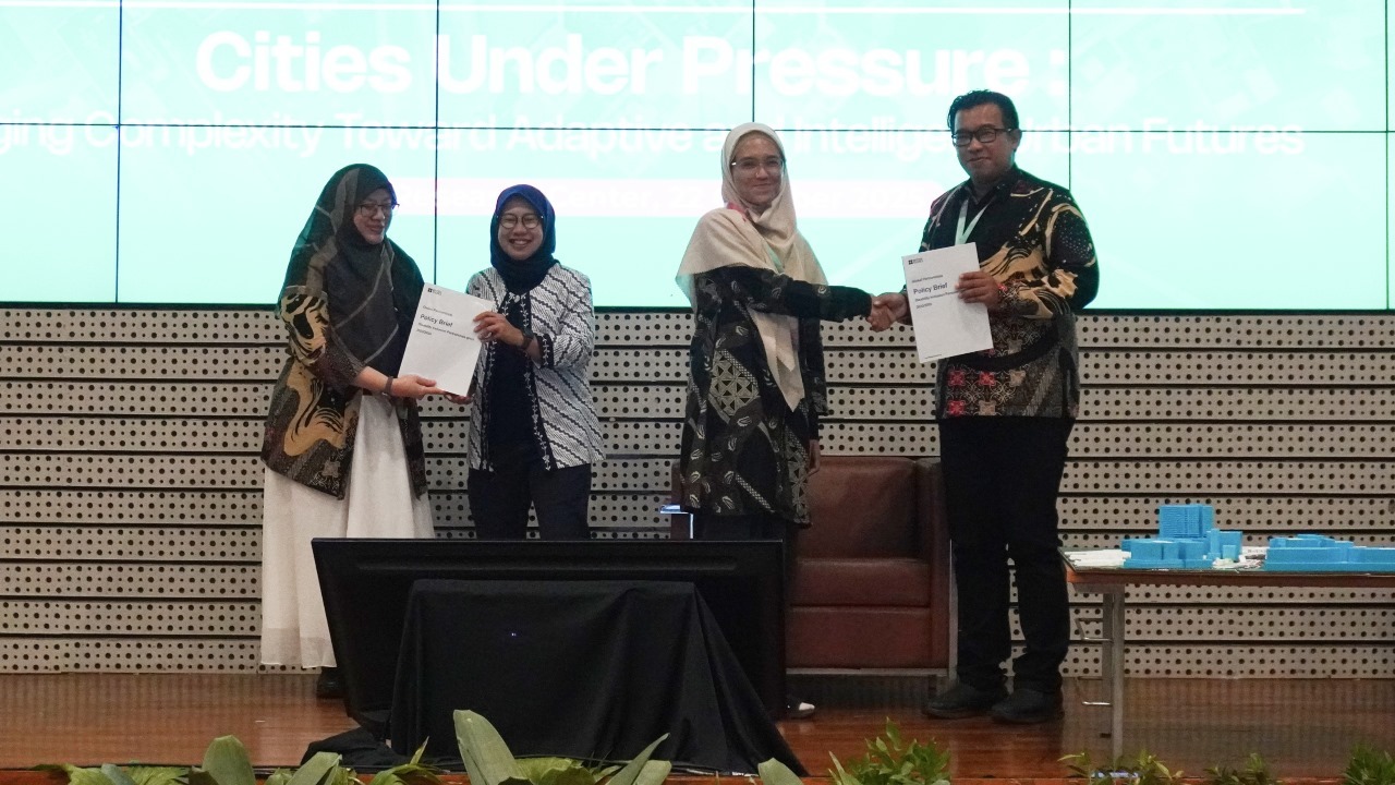 Siti Nurlaela ST MCom PhD (paling kiri) saat menyerahkan naskah kebijakan kepada Wakil Dekan Fakultas Teknik Sipil, Perencanaan dan Kebumian (FTSPK) ITS Dr Farida Rachmawati ST MT sebagai perwakilan pimpinan ITS