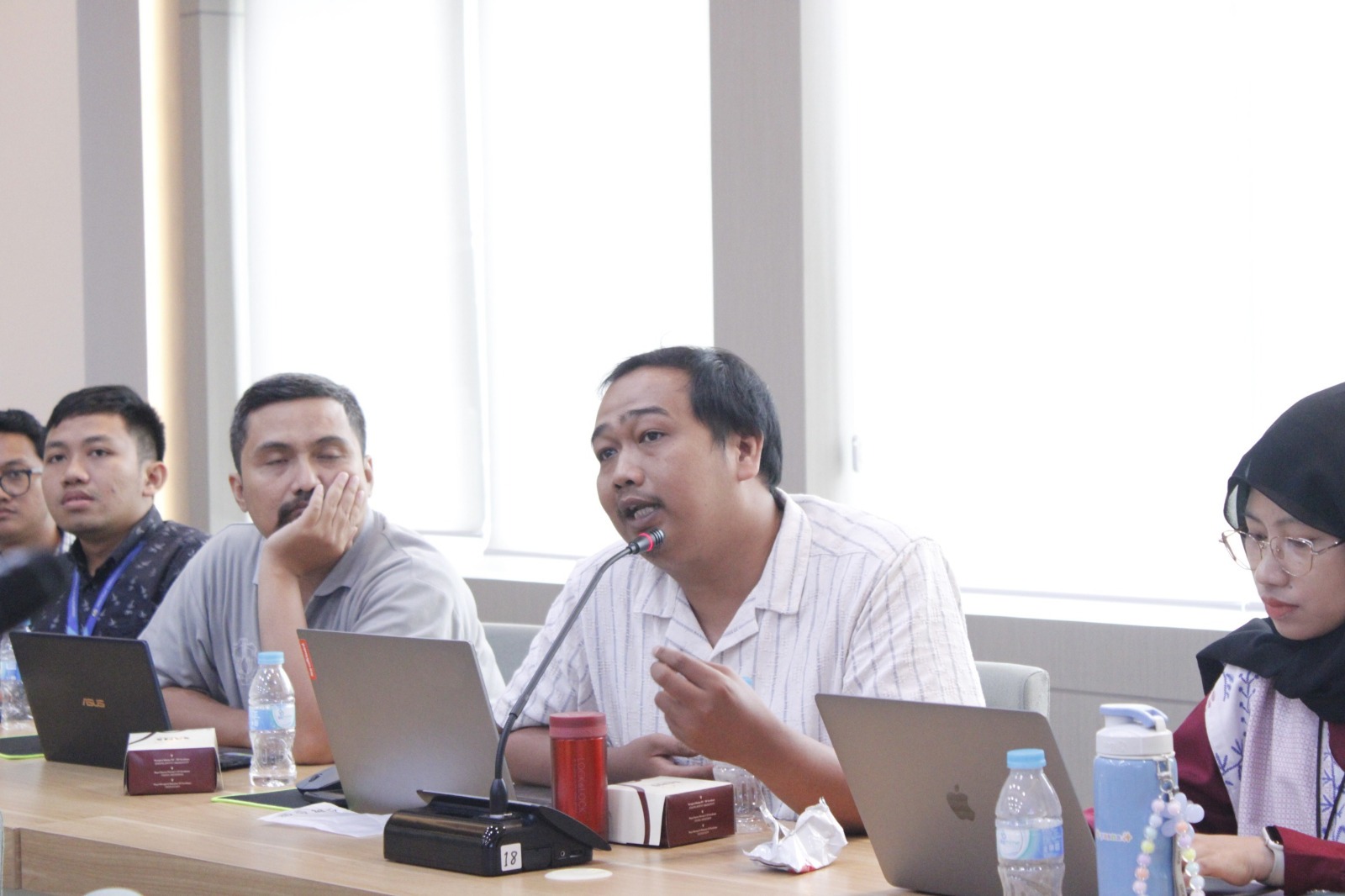 Salah satu sivitas akademika ITS saat bertanya terkait pentingnya menyeleksi informasi pada Forum Konsultasi Publik (FKP) 2025 ITS