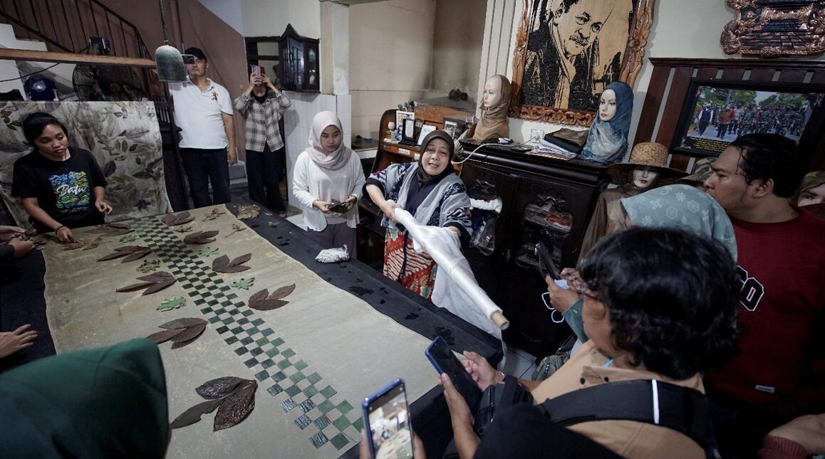 Peserta Climate Resilience Workshop saat mempelajari praktik ecoprint bersama warga Kampung Iklim RW 05 Kedung Baruk, Surabaya, pada rangkaian kunjungan lapangan hari kedua