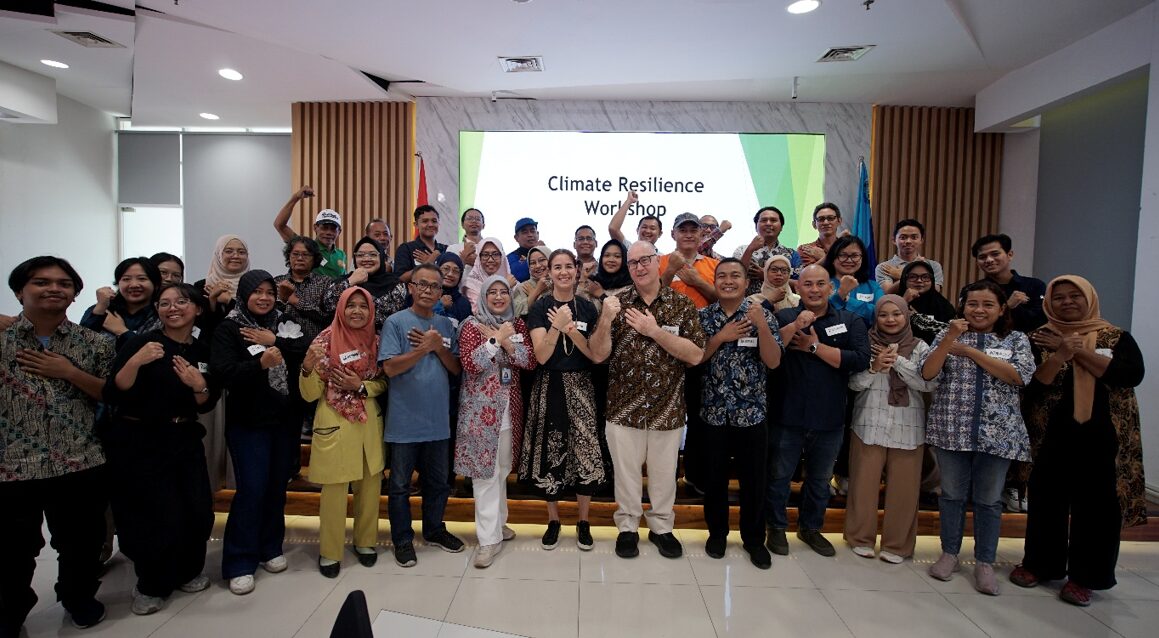 Peserta Climate Resilience Workshop dari ITS, UQ, BRIN, dan jejaring perguruan tinggi serta komunitas kampung berfoto bersama setelah sesi diskusi di Gedung Research Center ITS