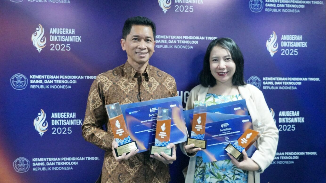 Rektor ITS Prof Dr (HC) Ir Bambang Pramujati ST MScEng PhD dan Kepala Unit Komunikasi Publik ITS Yuni Setyaningsih SKPm MSc CDMP membawa piagam penghargaan Anugrah Diktisaintek 2025 yang diperoleh ITS