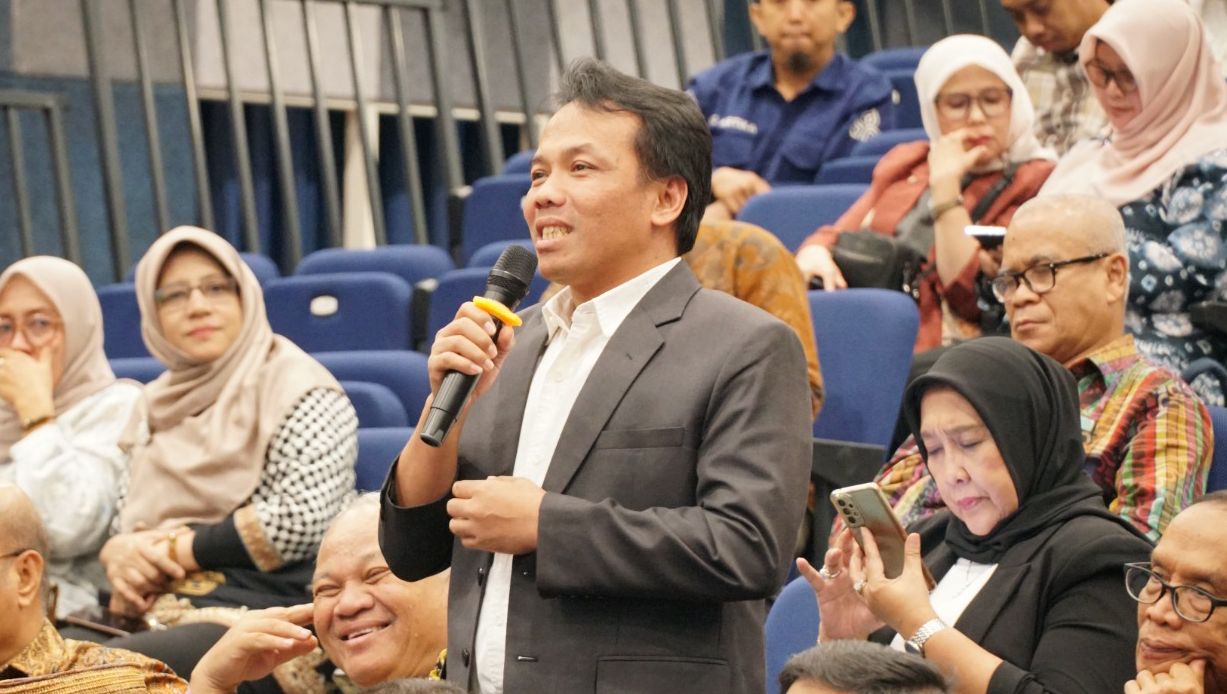 Sesi diskusi dalam Seminar dan Kongres V FDGBI yang digelar di ITS yang dihadiri oleh para guru besar dari seluruh Indonesia