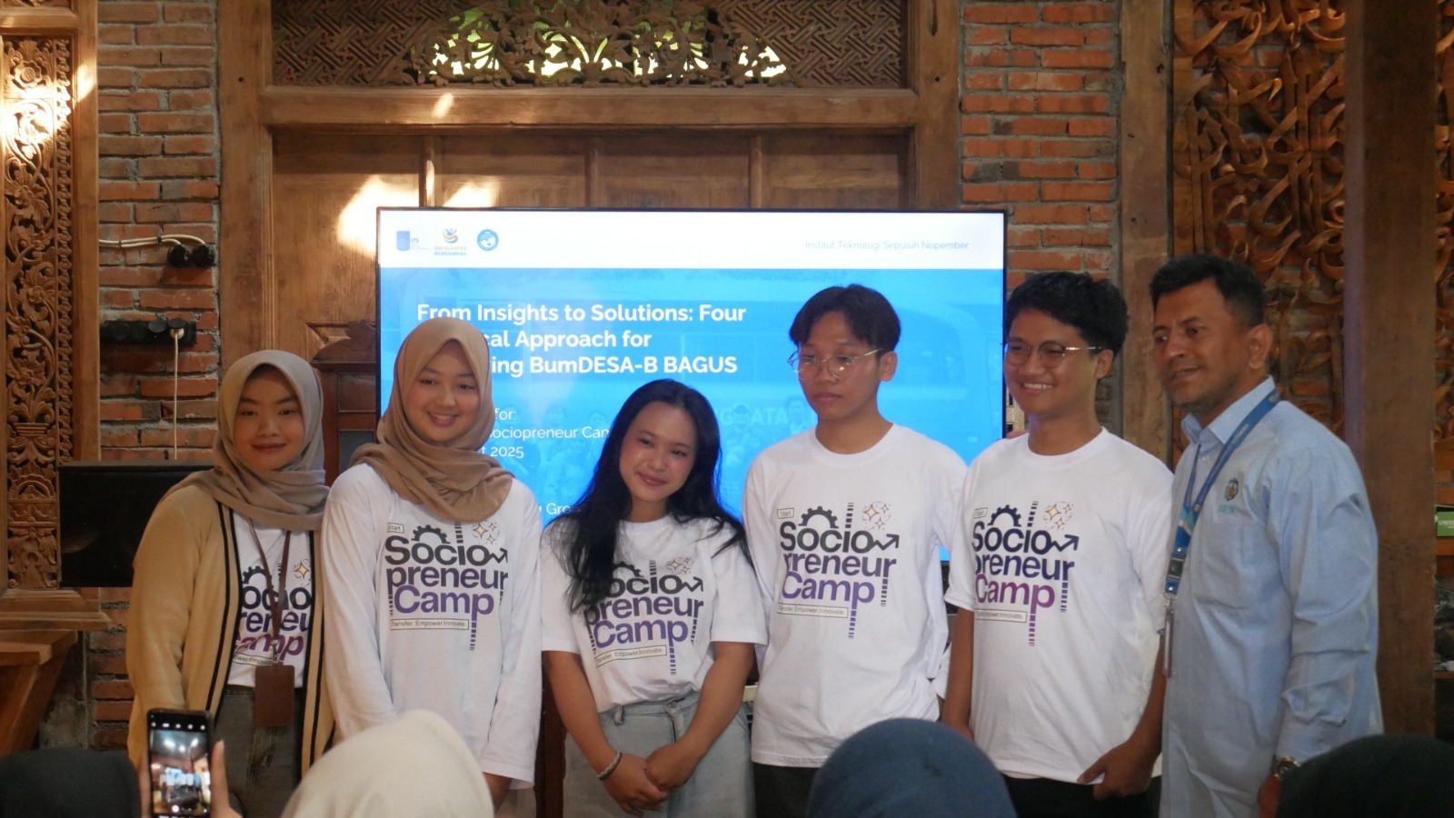 Sesi presentasi hasil redesign model bisnis BUMDes yang diajukan oleh salah satu kelompok peserta Sociopreneur Camp 2025