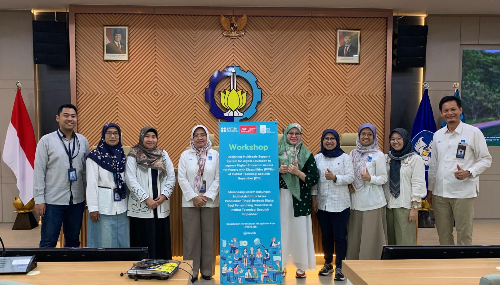 Siti Nurlaela ST MCom PhD (lima dari kanan) usai memaparkan kajian naskah akademik kepada pimpinan ITS