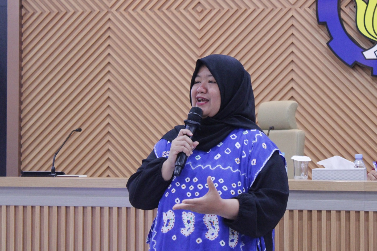 Tenaga Ahli Komisi Informasi Pusat Tya Tirta Sari SSos MIKom saat memaparkan materi dalam kegiatan Forum Konsultasi Publik 2025 di ITS