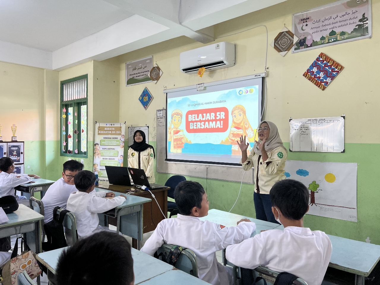 Potret Tim Abmas DTSI ITS saat memberikan pemaparan materi kepada murid SD Lukman Al-Hakim Surabaya