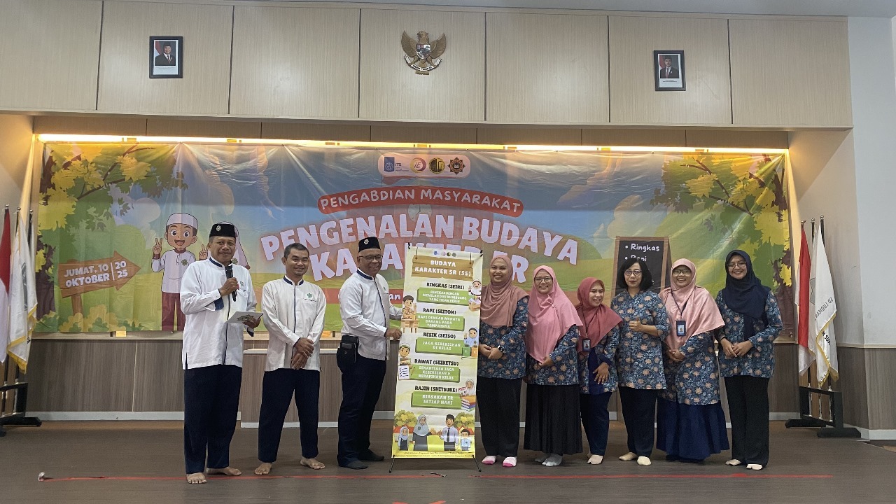 Potret Tim Abmas DTSI ITS saat menyerahkan x-banner yang berisi budaya 5R kepada SD Lukman Al-Hakim Surabaya