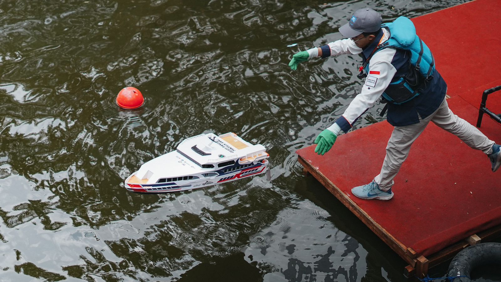 Tim Barunastra ITS saat meluncurkan kapalnya untuk berlaga dalam ajang KKI 2025