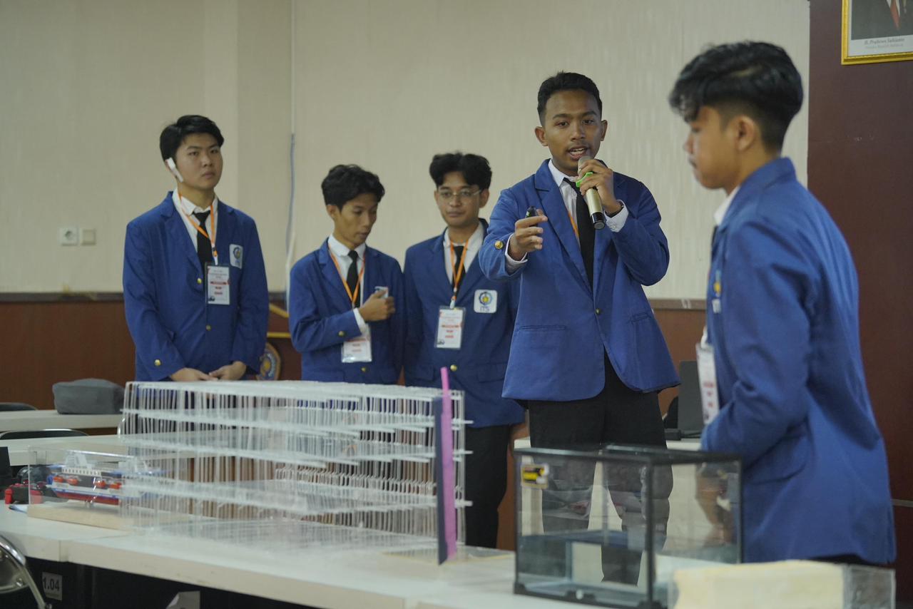 Tim DNA Hydromodelling ITS saat menjelaskan material baru pada tangki kapal yang dapat meningkatkan stabilitas kapal