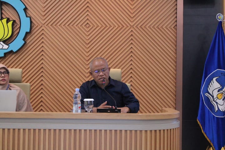 Wakil Rektor III ITS Imam Baihaqi ST MSc PhD saat memberikan sambutan sekaligus membuka acara