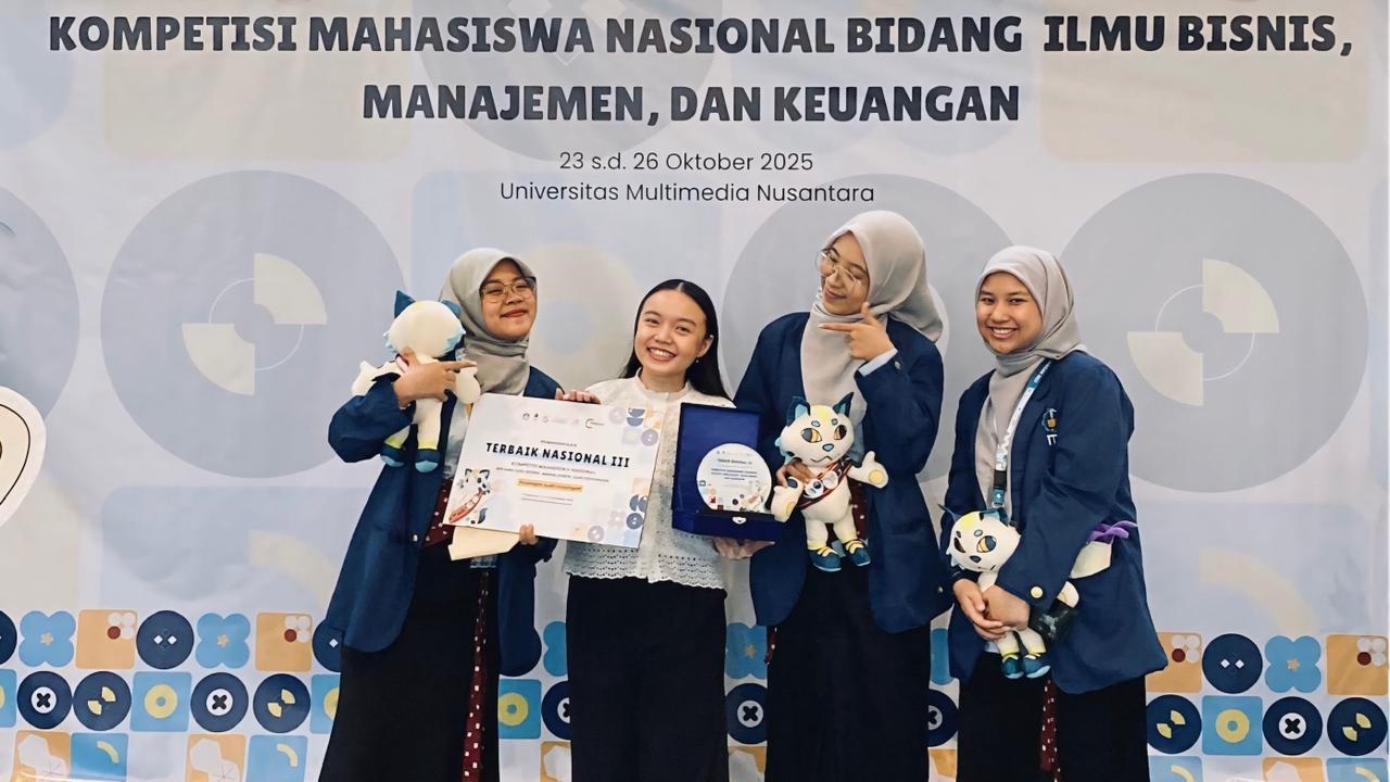 Inggit Mutiara Rahma (kiri), Agnes Juliana (ketiga dari kiri), dan Nailah Azzahra (keempat dari kiri) usai menerima penghargaan Juara 3 Nasional pada ajang KBMK bidang Keuangan Audit Investigatif