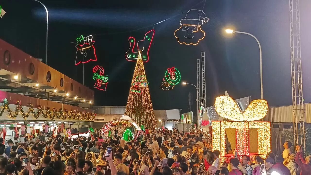 Suasana perayaan Natal di ruang publik menjadi simbol perdamaian dan toleransi di tengah keberagaman (Sumber: radarsolo.jawapos.com)