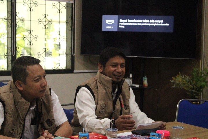 Direktur DRPM ITS Fadlilatul Taufany ST PhD (kanan) bersama Kepala Subdirektorat Pengabdian kepada Masyarakat ITS Prof Dr Nurul Jadid SSi MSc saat memaparkan laporan bantuan