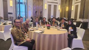 Direktur RPM ITS Fadlilatul Taufany ST PhD (empat dari kanan) bersama para penerima Hitachi Innovation Awards dan Scholarship Alumni Hitachi dari ITS saat seremoni penghargaan di Jakarta
