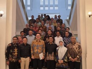 Dirjen Risbang Kemendiktisaintek Dr M Fauzan Adziman ST MEng (tiga dari kiri depan) bersama para rektor Perguruan Tinggi Indonesia di UI