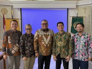 Ketua MRPTNI Prof Dr Ir Eduart Wolok ST MT (tengah) bersama Rektor dan pimpinan ITS seusai acara konsorsium Perguruan Tinggi di Universitas Indonesia