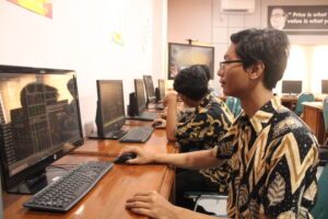 Mahasiswa ITS sedang menggunakan fasilitas yang tersedia di Galeri Investasi Vokasi ITS