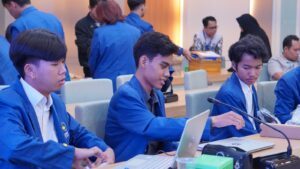 Para mahasiswa ITS penerima beasiswa saat melakukan pengecekan unit laptop dari beasiswa Bayan Peduli