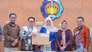 Penandatanganan PKS dan penyerahan laptop secara simbolis oleh CSR Bayan Peduli didampingi Wakil Rektor I dan Direkur Kemahasiswaan ITS
