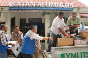 Perwakilan DRPM ITS, IKA ITS dan YMI ITS saat melakukan proses pemuatan barang yang akan disalurkan ke daerah pascabencana di Aceh Tamiang