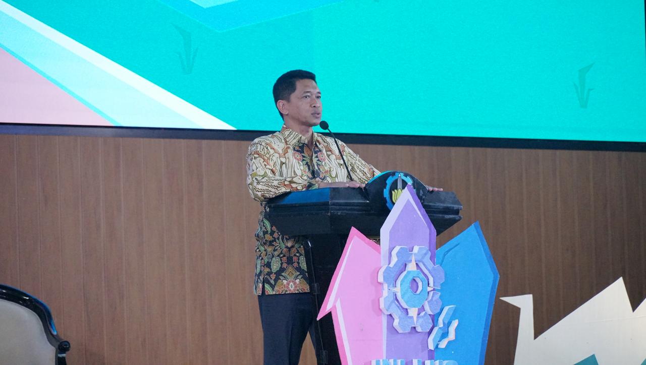 Rektor ITS Prof Dr (HC) Ir Bambang Pramujati ST MSc Eng PhD saat memberikan sambutan pembukaan pada kegiatan Open Campus Ini Lho ITS 2026 di Grha Sepuluh Nopember ITS