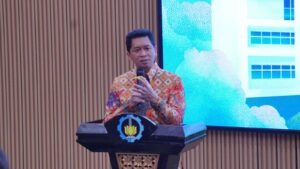Rektor ITS Prof Dr (HC) Ir Bambang Pramujati ST MSc Eng PhD saat menyampaikan sambutan pada kegiatan Sarasehan Penguatan Ekosistem Interdisipliner di Auditorium Tower 2 ITS